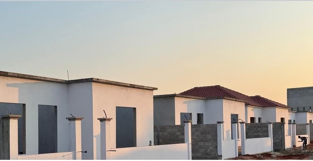 Conjunto de moradias do portfólio CABLAB ao final da tarde