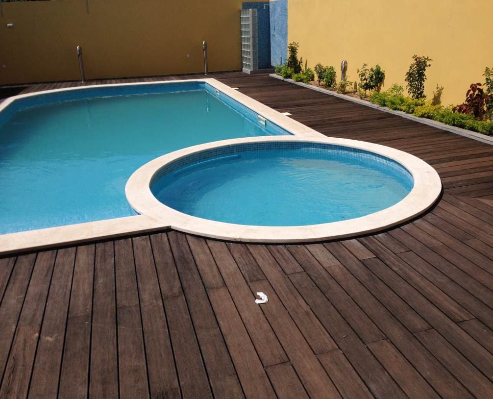Piscina e deck exterior