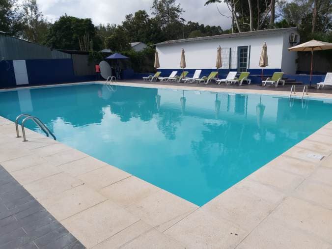 Piscina com pavimento e zona exterior