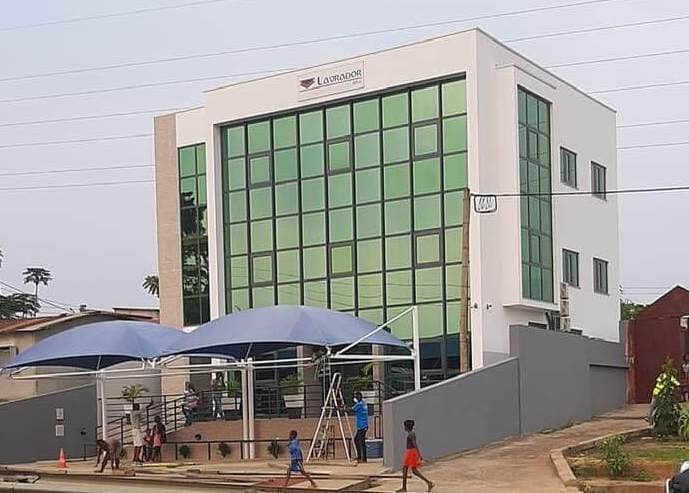 Edifício de vários pisos em construção