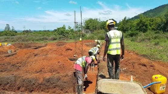 Equipa em trabalhos de implantação no terreno